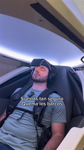 La frase “quema los barcos” se usa como metáfora y viene de una historia antigua: cuando un líder o conquistador llegaba con su ejército a un nuevo territorio, ordenaba quemar los barcos en los que habían llegado para evitar la posibilidad de regresar. Es decir, o ganaban... o no había vuelta atrás. • Significado en la actualidad “Quemar los barcos” significa: Ir con todo, sin plan B. • • • Comprometerte al 100% con una decisión. No dejar opción para rendirte o retroceder. Confiar en tu objetivo