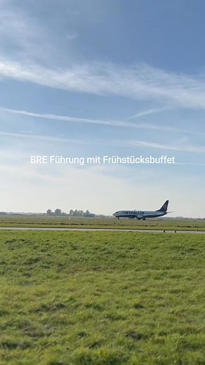 Unsere Flughafenführungen gibt es jetzt auch mit Frühstücksbuffet! 😍 Starte deinen Tag mit einem leckeren Frühstück und genieße den Ausblick auf das Vorfeld!🛫🙌 Anschließend erhältst du dann spannende Einblicke hinter die Kulissen des Flughafens. Neugierig geworden? Alle Infos und die Möglichkeit zur Buchung findest du auf unserer Website - Link in Bio! ✨😆 #BremenAirport #BRE #Flughafenführungen #BehindTheScenes #AirportLove #BREairport | Bremen Airport