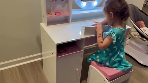 MU Kids Vanity Table and Chair Set – Princess Girls Vanity Set with Mirror, Lights, Jewelry Storage, and Cushioned Stool, Toddler Makeup Vanity for Little Girls (Pink)