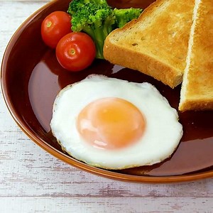 焼き加減も動画でわかる！半熟目玉焼きの作り方 | デリッシュキッチン