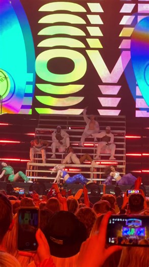 no but touch choreo really is THE most iconic choreo ❤️‍🔥@littlemix #littlemix #confettitour #littlemixtour #littlemixlondon #littlemixlastshow #thelastshowfornow #confettitourlondon #perrieedwards #leighannepinnock #jadethirlwall #littlemixlive #touch #concert #tour #livemusic #london #foryou #fyp