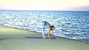 The holidays can get hectic, so #ItsOnlyNatural to need to restore that balance. Here's a quick yet effective yoga sequence from Footprints To Fitness founder and #KnowBetterBrigade member April Dupré. | evamor Natural Artesian Water