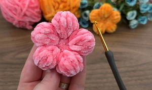 94K views · 955 reactions | I used velvet rope and made a puff puffy flower #Crochet #knitting #tunisian | Aslı ile sanatsal tasarımlar | Facebook