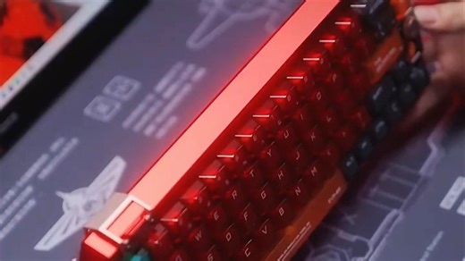 MelGeek蜜氪联名机械键盘，青轴段落感清晰，RGB背光氛围感拉满，打字游戏两相宜，通勤办公都轻松胜任。