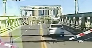 Dashcam footage shows viral video of driver jumping the University Bridge