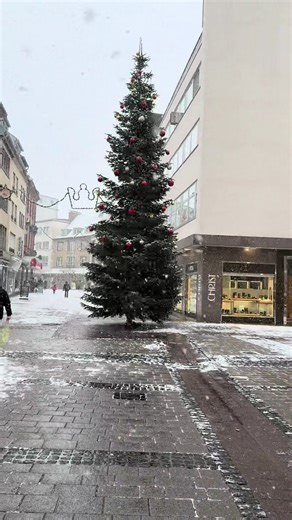 Christmas may be over, but the magic is still here 🎄❄️ Snowy streets, glowing lights, perfect vibes. #holidaymagic #snowfall #winterwonderland #downtownlife #fyp