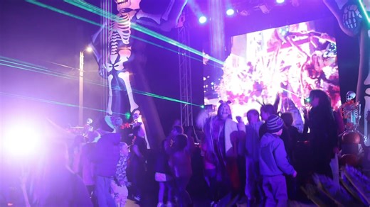 ‼️Halloween a Határ utcában‼️ Kiskőrös Határ utcája idén is igazi halloweeni forgataggá vált. Töklámpások, sejtelmes fények és vidám zenék mellett rendezték meg a nagyszabású utcabált, ahol gyerekek és felnőttek együtt ünnepelhették a Halloween varázsát. | KiskőrösTV