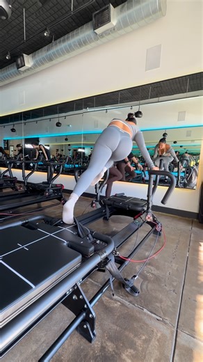 Aliya Janell Brinson on Instagram: "Happy last Monday of 2025! This was my effort towards falling back in love with a workout first thing in the morning before the NY😭🤷🏽‍♀️ plus wanted to take my new @joieinlife set out for a spin! I love🩶 #lagree"