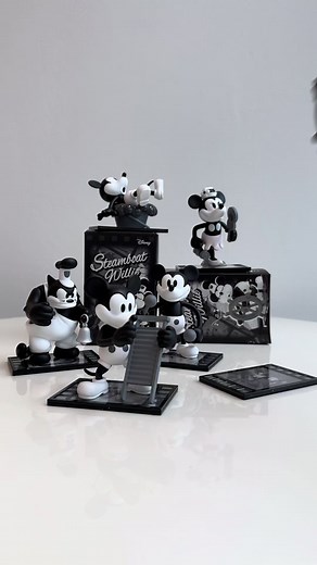 Steamboat Willie, the first cartoon with sound, marks the debut of Mickey and Minnie Mouse. In collaboration with Disney, POP MART brings you nostalgic memories of this classic film in 𝗗𝗶𝘀𝗻𝗲𝘆 𝗦𝘁𝗲𝗮𝗺𝗯𝗼𝗮𝘁 𝗪𝗶𝗹𝗹𝗶𝗲 𝗦𝗲𝗿𝗶𝗲𝘀 𝗙𝗶𝗴𝘂𝗿𝗲𝘀. ⚓ Adding a playful twist, specific parts of each character turn red when the temperature drops, bringing the black-and-white fairytale to life in vibrant color! ✨ #popmart #popmartsg #popmartcollection #disney #disneysg #mickey #steamboat #S