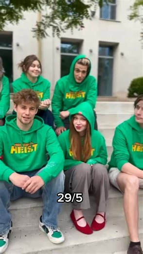 🎬 High School Heist míří na Zlín Film Festival! Nový český film se ve Zlíně představí v plné parádě – a s úctyhodnou hereckou delegací! Dorazí Prokop Zach, Tomáš Webber, Max Dolanský, Maxmilián Kocek, Beáta Hrnčiříková, František Kubec, Jan Vrbacký, Magda Bařáková, Magda Prostá, Viktorie Vítová i Eliáš Vyskočil. A kde že se s nimi můžete potkat? 👉 15:00 Červený koberec u Kongresového centra 16:00 Meet & Greet v beduínu v parku Komenského 17:00 autogramiáda ve Zlatém jablku 18:00 slavnostní pre