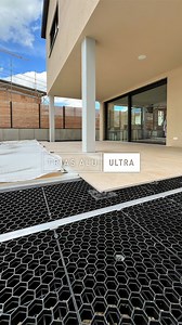 Hier seht ihr ein tolles #Kundenprojekt auf #TRIAS Alu Ultra und den innovativen TRIAS Wabic Boards! Dank der innovativen Wabic-Technologie bietet diese Terrasse einen sicheren Schutz vor Plattenbruch. Mit der TRIAS Alu Ultra ist eine Spannweite von bis zu 3 Metern zwischen den Auflagepunkten möglich – dank der besonders starken Schwerlastprofile. Auf der soliden Basis wurden großformatige Platten verlegt und eine wunderschöne Terrasse mit einem Pool in der Mitte geschaffen. Die TRIAS Alu Ultra 