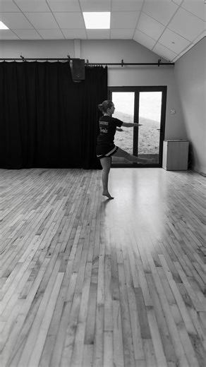 Sunday morning vibes ☀️✨ 3 acro privates 🤸‍♀️ an acro workshop to finish it off! Starting the day doing what I love and helping my acro kids get stronger every week 💪🖤 Early mornings, hard work, big progress! #AcroDance #DanceTeacherLife #SundaySessions #AcroTraining #DanceWorkshop