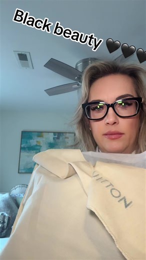 Elegant On My Side Bag Review: Style & Functionality