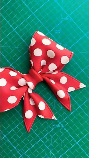 DIY Minnie Mouse Fondant Bow in 30 Seconds! 💕🎀 #fondanttutorial
