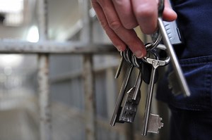 Immigration et délinquance : combien y a-t-il vraiment d'étrangers en prison ?