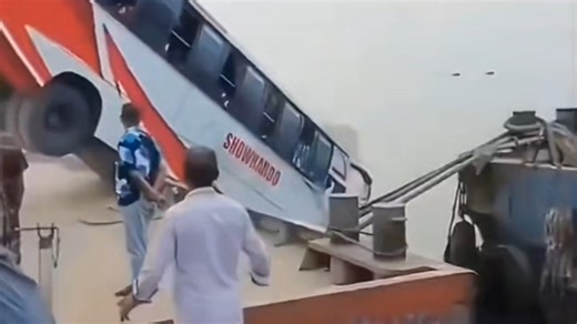 可怕到不真实，孟加拉国帕德玛河的一座渡轮码头，一辆巴士在登上渡轮时失控坠入9米深的河中，当时车上有4、50人，已造成23人死亡。