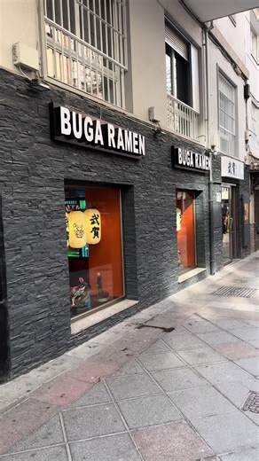 Experiencia en Buga Ramen en Granada: Ambiente inmersivo, buen ramen y postres especializados