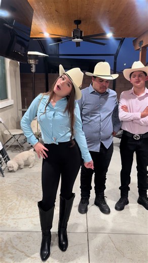 Outfit vaquero de Allison Meza: botas, sombrero y marcas