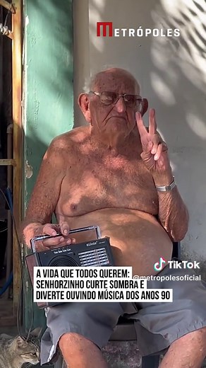👴🎶💕 Gonçalinho, um simpático senhor, conquistou os corações dos #vizinhos ao ser flagrado diariamente relaxando em sua cadeira de plástico, sem camisa, enquanto ouve as melhores #músicas dos anos 1990 em seu rádio antigo. Com animação e #nostalgia, ele se balança ao ritmo das canções enquanto desfruta da vista. A cena encantadora cativou a comunidade e rapidamente se espalhou nas redes sociais, ganhando a atenção dos internautas. O avôzinho de vocês também é tranquilão igual o Gonçalinho? #Me