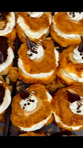 I var vilde med dem i går 😍 Så selvfølgelig har vi lavet endnu flere i dag ✨ Sprøde, cremede og helt uimodståelige – klar til at forkæle dig 🤎 Skynd dig forbi, før de er væk igen! | Berg's Bageri