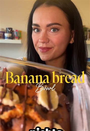 🍌🍫 Banana bread Bowl 🍞 🍌 Zutaten: ▫️ 50 g Dinkelmehl (Type 630) ▫️ 1 Ei (50 g) ▫️ 110 g Banane, zerdrückt ▫️ 60 ml ungesüßte Mandelmilch ▫️ 30 g Protein Sahne (oder zusätzliches Mehl) ▫️ 15 g Dark Chocolate Drops Zubereitung: 1️⃣ Banane zerdrücken 2️⃣ Alle anderen Zutaten hinzufügen und gut verrühren 3️⃣ Chocolate Drops unterheben 4️⃣ Teig in eine backfeste Form geben 5️⃣ Bei 180°C ca. 20 Minuten backen, bis sie goldbraun sind Macros gesamt: ▫️ 532 kcal ▫️ 66,6 g Kohlenhydrate ▫️ 37,7 g Eiwe