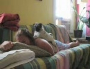 犬とたわむれるアメリカ女性・・・