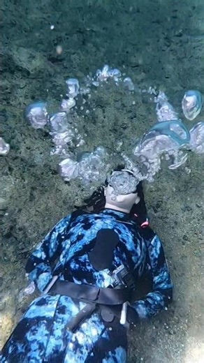 Making silly faces while blowing Underwater bubble rings~