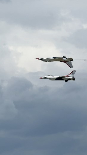 🔥💨 Thunderbirds Showing Off 🤩 #Thunderbirds #USAFThunderbirds #Airshow2025 #JetDemo #FlightPrecision #AirshowAction #AviationPhotography #AirshowFans #LangleyAirShow #F16FightingFalcon #MilitaryJets #AirPower #JetPass #AviationLovers #Flyover | Air Show Fan