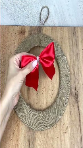 Ghirlanda Natalizia Fai-da-te con Cartone e Corda: un Decorazione Originale per la tua Casa! 🏠🎄