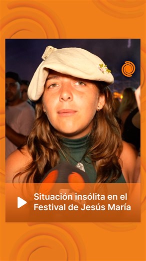 El Doce on Instagram: "🚨 Situación insólita en el Festival de Jesús María🐎 🔹 Por la puerta tres se espera el ingreso del presidente Javier Milei y, como parte del operativo, clausuraron los baños de la zona. 🔹 El malestar se siente entre el público, que reclama poder acceder: 💬 “Queremos entrar a los baños, pero no se puede”, “Que no me cierren el baño porque viene Milei”, reclamaron. 🎤 @lagomateo 🎥 @giulibrarda #eldoce #milei #festival #jesusmaria #cordoba"