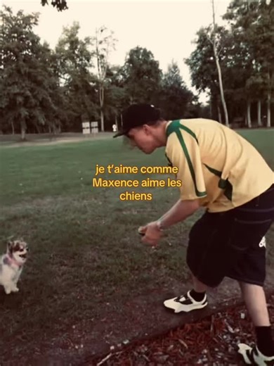 Il est adorable : Maxence et son amour des chiens