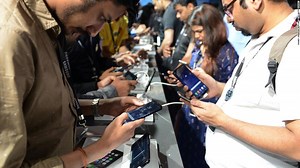 La India prohibe varias aplicaciones chinas por motivos de seguridad nacional - CNN Video