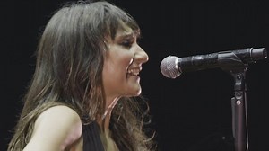 Pourquoi de nombreuses chanteuses espagnoles se produisent seins nus sur scène?