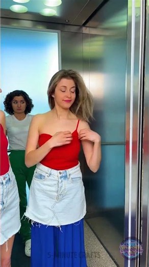 Elevator Style Clash: Twins' Fashion Frenzy! 🙀👭 #SHORTS