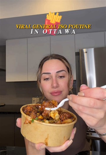 Finally tried the viral General Tso Poutine from The Great Canadian Poutinerie in Ottawa and I get the hype 😮‍🔥 Crispy fries, squeaky cheese curds, rich gravy, and that sweet-spicy General Tso chicken with green onions on top🤌 If you’re a fan of classic poutine but love trying new flavors, this one is a must. Ottawa really doesn’t play when it comes to food 👀 👉 Where to get it 311 Bank St, Ottawa, ON 2020 Lanthier Dr, Orléans, ON #poutine #generaltsoschicken #viralfood #ottawaeats #ottawali