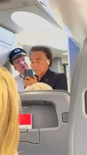 ✈️Video: Sacan de un avión al famoso cantante José Luis Rodríguez “El Puma” tras altercado.👉 | AL ROJO VIVO