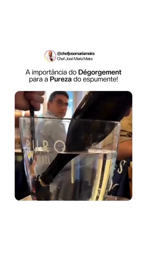 Chef José Maria Meira on Instagram: "Dégorgement é aquele momento em que a gente “limpa” o espumante por dentro. No Método Clássico, depois da segunda fermentação, fica um sedimento de leveduras na garrafa. O dégorgement é justamente retirar esse sedimento, deixando o líquido mais límpido e a mousse mais fina, mais regular, mais bonita no copo. Alguns produtores fazem o chamado dégorgement tardio: deixam o vinho em contato com as leveduras até mais perto do serviço. Isso funciona quase como uma 