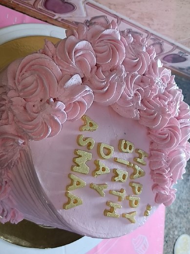 تزيين كيكة عيد ميلاد بشوكولاتة لذيذة