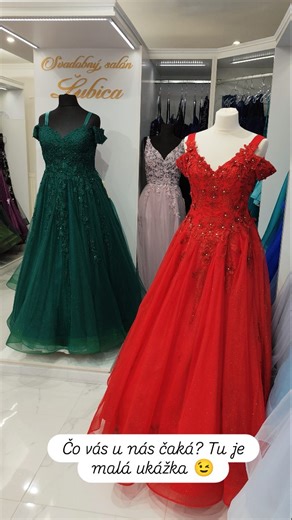 Svadobný salón Ľubica on Instagram: "Čo vás čaká u nás v salóne? Minule, už počas dovolenky, som si zabehla do salónu a vošla som spredu. A popravde, skutočne som si užila pohľad zákazníka, váš pohľad, ktorý sa vám naskytne, keď k nám prvýkrát vojdete. A mala som zimomriavky, toľko farieb, krásnych "ligotiek" na jednom mieste a ten pocit, že mám aspoň milión možností. Skúsiť si mentolové, zlaté, vínové i smaragdové, zamatové či tylové...? Wow! A tie nekončiace miestnosti... Nasnímala som vám len