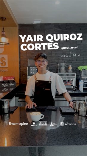Coffee Solutions on Instagram: "🔥☕ Thermoplan Sesiones 2 ☕🔥 Hoy continuamos este recorrido celebrando el talento que está marcando el rumbo del latte art en México. Disfrutamos del proceso, la técnica y la sensibilidad de Yair Quiroz Cortes @mv1_ascari, directo de @alquimiacafemx_ , en una muestra de cómo el café también es expresión y arte. En Coffee Solutions nos sentimos orgullosos de abrir espacios que impulsen a baristas que inspiran a toda una comunidad, y de acompañar este camino como p