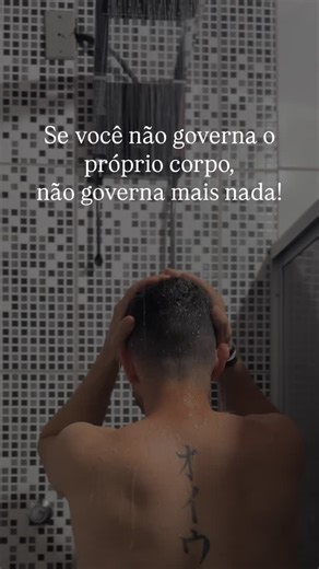 Jeferson Alves - Mentor e Personal Trainer on Instagram: "Eu não entro no banho gelado pra me sentir bem. Eu entro pra lembrar quem manda. Banho gelado desde 26/05/2023. 942 dias seguidos. Não é sobre frio. É sobre quem manda. 942 dias escolhendo o desconforto pra não virar escravo da carne. Disciplina é espiritual. Porque quem não domina o corpo, vai ser dominado por ele. Não é sobre banho gelado. É sobre fazer o que precisa ser feito mesmo quando ninguém está vendo. Disciplina não aparece no s