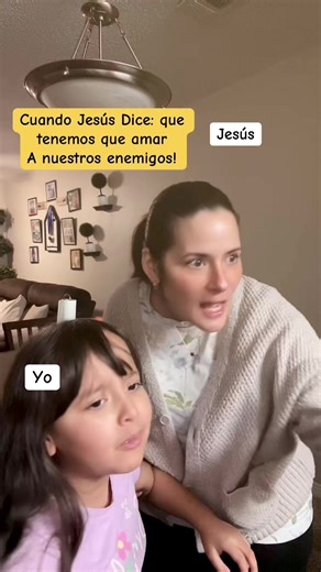 Que quiso decir: “No dejes que el que te hizo daño te cambie el corazón.” Amar a tus enemigos no significa que te caigan bien, significa que no vas a responder con odio, rencor o venganza. Es como decir: “No te deseo mal” “No voy a vivir amargado por lo que hiciste” “No te devuelvo el golpe” Jesús sabía que el odio ata, cansa y enferma el alma. Por eso nos enseñó a amar: para ser libres. #amarnoesdebilidad #evangeliovivo #fe #comedia #humorcristiano