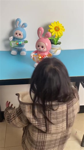 This little white rabbit toy is so cute,lt not only has lighting effects,but also dances.Children will love it when they see it and cannot put it down!#toys #videowave #musictoy #childtoy#toy