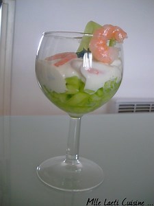 Verrines de crevettes au fromage blanc sur son lit de concombre