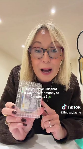 🎁😂 Want to give money as a gift but not the boring way ? This money maze puzzle box is such a clever gift idea! 💷🧩 Instead of simply putting cash in a card, hide the money inside and let them solve the puzzle maze to get their hands on it! 🤣 Perfect for Christmas gifts, Secret Santa, birthdays, stocking fillers and anyone who’s impossible to buy for! 🎄🎅 Whether you’re shopping for your boyfriend, husband, dad, brother or children, this is a fun way to make giving money a whole experience.