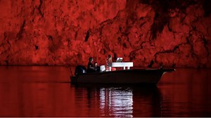 Elena Xydia: The stunning concert of the "Flying Pianist" in lake Agios Nikolaos - Watch video - ProtoThema English
