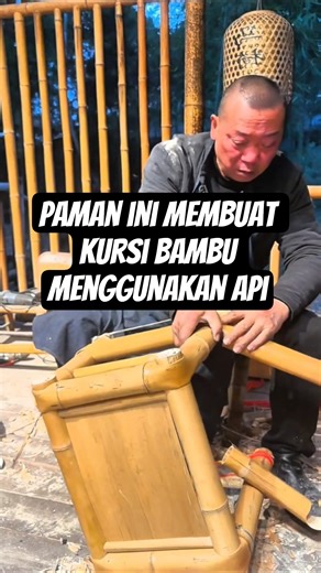 Paman ini membuat kursi bambu dengan menggunakan api #kursibambu #pengerajinbambu