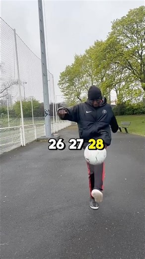 Et toi tu fais combien de￼ jongles ? 🤔⚽️