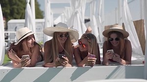 Group Young Girls Hanging Out Beach Stok Videosu (%100 Telifsiz) 1037152571 | Shutterstock