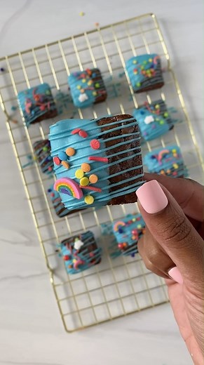 We love a good brownie and these Candy Melt Dipped Mini Brownies are the perfect bite-size chocolate treat. So easy to make and customize for your special event using our Daily Delights Mini Square Pan and Candy Melts candy! https://www.wilton.com/shop-candy-melts-candy/ | Wilton Cake Decorating